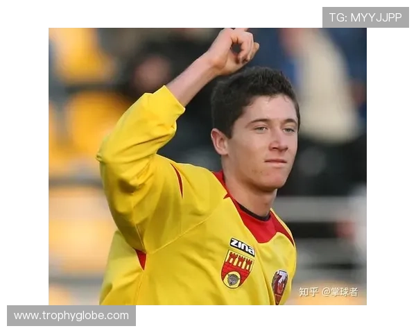 莱万多夫斯基生涯解析：传统中锋到全能终结者的进化