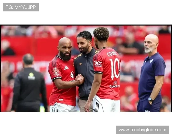 曼联防线失误问题持续,稳定性面临考验影响竞争格局 曼联防线失误问题持续,稳定性面临考验影响竞争格局