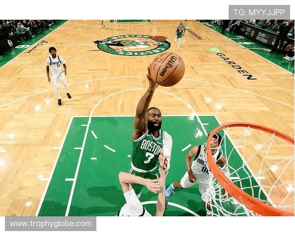 哈登挡拆对位塔图姆拉开空间胜于单打